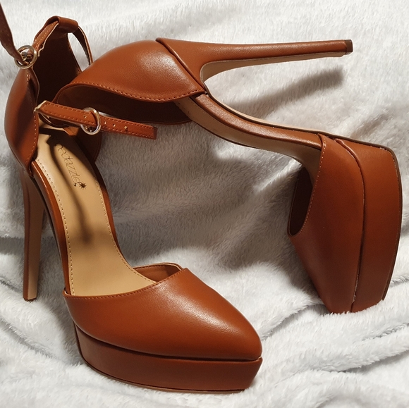 Right Tan Strappy Heel - Picture 2 of 3